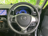 握りやすい形状のステアリングは、長時間の運転でも疲れにくい設計です。操作性にも優れ、快適なドライビングをサポートします。