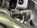 操作しやすい位置に配置されたウインカーレバー。スムーズな操作で、安全な車線変更をサポートします。