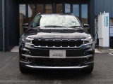 JEEPと言えば7スロットグリルです、7本のグリルはジープの証です。