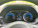 視認性の高いメーターで、運転に必要な情報を素早く確認できます。運転状況に応じて表示が切り替わり、安全運転をサポートします。