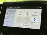 お好みの音楽を高品質で楽しめます。多様なソースに対応しており、快適なドライブを演出します。音量を調整するのも簡単です。
