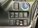 様々な情報を表示できるモニター画面。車両情報や設定変更など、便利に活用できます。運転をサポートする機能も充実しています。