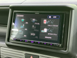 使いやすいナビ・オーディオシステム。スムーズな操作で、快適なドライブをサポートします。音楽を楽しんだり、目的地を検索したりと便利です。