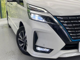 【LEDヘッドライト】悪天候や夜間走行時も良好な視界を確保し安心して運転できる高輝度LEDヘッドライトを装備!点灯速度が早く、消費電力も抑えられています。