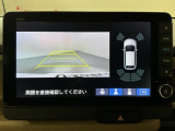 リバースギアに入れるだけで後方の表示へ切り替わります。夜間や雨の日の駐車も楽になりますよ。