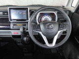 【運転席インテリアデザイン】左右対称のインテリアデザインでドライバーを包み込み運転に集中できるように設計されています。
