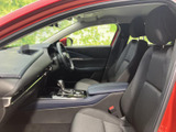 ドライバーの視界を妨げない、広々とした室内空間です。操作性にも優れ、運転に集中できます。快適なドライブをサポートします。