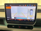 アラウンドビューモニター。バックカメラはもちろん車を上空から見たようなカメラで周囲の様子をモニターできます。