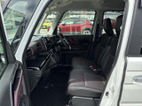 運転席からの視界は良好。操作性も高く、運転に集中できる空間です。スムーズなドライビングをサポートします。