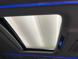 【大型サンルーフ】車内の解放感が一気に上がる大型のパノラマルーフ!季節を問わず開放的で快適なドライブをお楽しみいただけます。流通量も少なく希少価値の高い人気の装備です♪