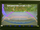 狭い場所での駐車も安心。後方の状況をわかりやすく表示し、安全な運転をサポートします。