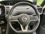 握りやすいステアリングで、運転操作をサポート。オーディオやハンズフリー通話のスイッチも操作しやすい位置に配置されています。