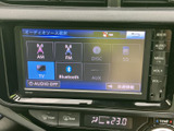ラジオやCD、Bluetooth接続など、多彩なソースに対応。お好みの音楽で快適なドライブをお楽しみいただけます。AUX端子も完備。