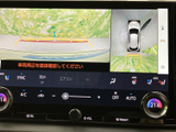 後方の状況を画面で確認できるので、狭い場所での駐車も安心です。ガイドライン表示で、正確な距離感が把握でき、安全な運転をサポートします。運転に自信がない方にもおすすめです。