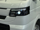 【LEDヘッドライト】悪天候や夜間走行時も良好な視界を確保し安心して運転できる高輝度LEDヘッドライトを装備!点灯速度が早く、消費電力も抑えられています。