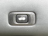 【パワーバックドア】スマートキーや運転席のボタンを押すだけでリアゲートが自動で開閉します!荷物を持っている時や、高い位置にあるバックドアを閉める際に便利な機能です♪