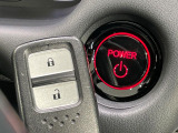 【Hondaスマートキー】カバンやポケットに入れたままでもドアの施錠・解錠が可能なスマートキーを装備。エンジンのオン・オフ時もカギを取り出す必要が無いからとっても便利です♪