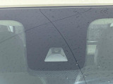 【三菱e-Assist】走行中に前方の車両等を認識し、衝突しそうな時は警報とブレーキで衝突回避と被害軽減をアシスト。より安全にドライブをお楽しみいただけます。