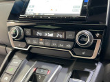 オートエアコンは左右席で独立温度コントロールが可能です。シートヒーター付きで、冷えた車内でもスイッチを押せば数秒で座面と背もたれがあたたかくなります。