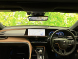 開放感のある室内空間が広がります。ドライバー視点からの眺めも良く、運転に集中できる環境です。快適な運転をサポートします。
