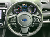 握りやすいステアリングは、運転操作をスムーズにします。オーディオやハンズフリー通話など、便利な機能も搭載しています。