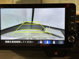 リバースギアに入れるだけで後方の表示へ切り替わります。夜間や雨の日の駐車も楽になりますよ。