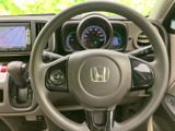 握りやすいステアリングは、運転操作をスムーズにします。操作ボタンも配置されており、運転中でも快適に操作できます。