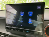 ラジオやCD、Bluetooth接続など、多彩なソースに対応しています。お好みの音楽を車内で楽しむことができます。
