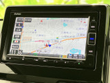 見やすい高精細な地図表示で、初めての道も安心。渋滞情報もリアルタイムで確認でき、スムーズな移動をサポートします。運転に集中できる環境です。