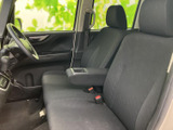 運転席からの視界は良好で、運転操作もスムーズに行えます。快適なドライブをサポートする機能が充実しています。