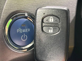 【スマートキー】カバンやポケットに入れたままでもドアの施錠・解錠が可能なスマートキーを装備。エンジンのオン・オフ時もカギを取り出す必要が無いからとっても便利です♪