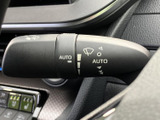 雨天時でもクリアな視界を確保できるよう、ワイパー操作をスムーズに行えます。運転中の安全性を高める、重要な機能です。