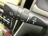雨天時でもクリアな視界を確保できるワイパーレバー。運転の安全性を高めます。