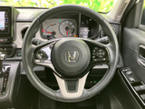 握りやすい形状のステアリングは、運転操作をスムーズにします。ステッチや素材感にもこだわり、上質なドライビング体験を演出します。快適な運転姿勢を保てます。