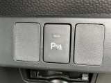 コーナーセンサーを車の前後に装備。障害物までの距離に応じて警告音を変えてお知らせ。縦列駐車時や駐車場・車庫などでの取り回しをサポートします。詳細は販売店スタッフまでおたずねください。