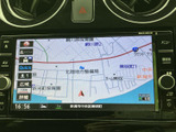 目的地までスムーズに導いてくれるナビゲーションシステム。高精細な地図表示で、初めての道も安心です。ドライブの計画も立てやすくなっています。