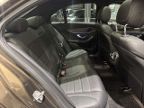 メルセデスのシートは少し硬めになっております。長時間の運転の際、適度な反発があることでお尻や腰の負担を減らす効果が御座います。