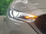 【LEDヘッドライト】悪天候や夜間走行時も良好な視界を確保し安心して運転できる高輝度LEDヘッドライトを装備!点灯速度が早く、消費電力も抑えられています。