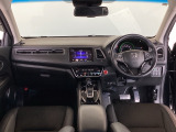 運転席は、大きな座面と包み込むような背もたれがドライバーの身体全体をしっかり支えます。上質なシート素材と座り心地のよいクッションを採用し、長時間の運転やコーナーの多い道も快適です