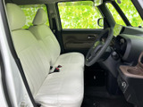 広々とした室内空間で、ゆったりとくつろげる運転席。シートの質感も上質で、長距離運転も快適です。