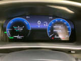 見やすいメーターパネルで、運転に必要な情報を的確に把握できます。視認性に優れたデザインで、安全運転をサポートします。