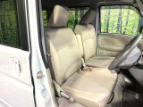 運転席まわりには十分なスペースがあり、大柄な方でもゆったり運転していただける環境です。