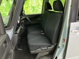 運転席周りのスペースは広く、操作性も良好です。ステアリングやペダルの位置も適切で、快適なドライビングをサポートします。