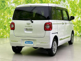 リアビューも安定感があり、安心の駐車をサポートします。すっきりとしたデザインで、荷物の積み下ろしもスムーズに行えます。