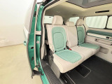 安全性と快適性を追求した、少し硬めのシート。 これは長時間の運転や渋滞などの状況でも、身体の疲労度が少ないことを求めたものです。
