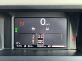 走行距離や各インジケーターがひと目で確認できる、見やすいメータークラスター。運転に必要な情報を的確に伝え、安全なドライブをサポートします。