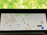高精細な地図表示で、スムーズなナビゲーションを実現。周辺情報もわかりやすく表示され、運転の安心感を高めます。