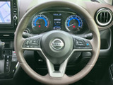 握りやすいステアリングは、運転操作を快適にします。オーディオやハンズフリー通話など、便利な機能も操作可能です。