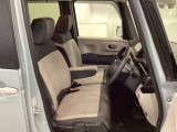 【ベンチシート】運転席と助手席の移動もスムーズ!狭い駐車場での乗り降りや、お子様の乗り降りにも便利です。座席の間にコンソールボックスやドリンクホルダーがないため、車内空間が広く感じます。