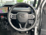 握りやすいステアリングは、長距離運転でも疲れにくく、快適なドライビングをサポートします。操作性にも優れ、スムーズなハンドリングを実現します。